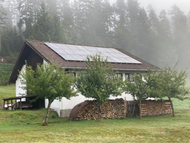 Photovoltaik-Dachflächenanlage auf einer Wildkammer im Forstbezirk Mittlerer Schwarzwald.