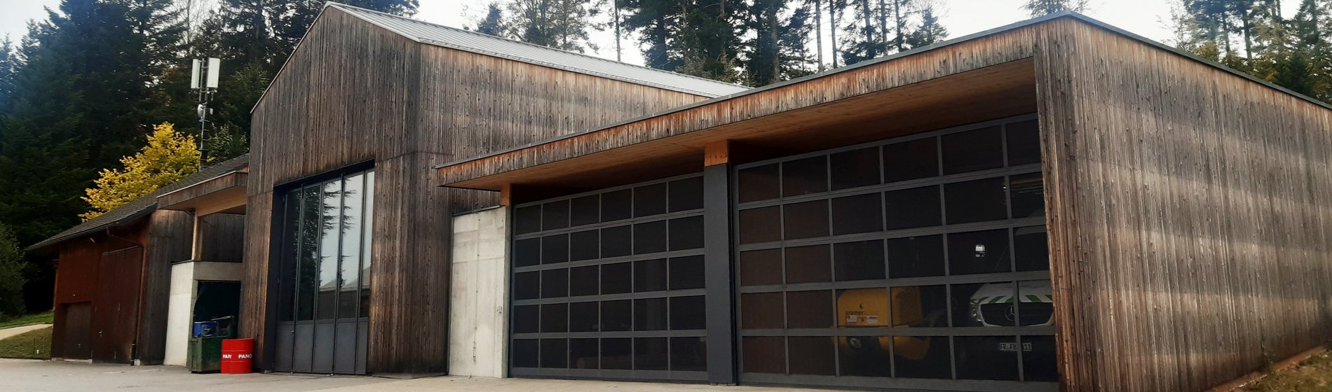 Außenansicht Funktionsgebäude des Maschinenbetriebs mit Garagen.