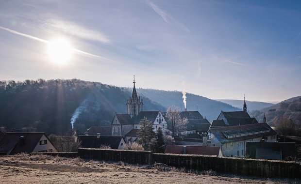 Ausblick auf das Kloster Bebenhausen bei winterlicher Stimmung im Sonnenlicht.