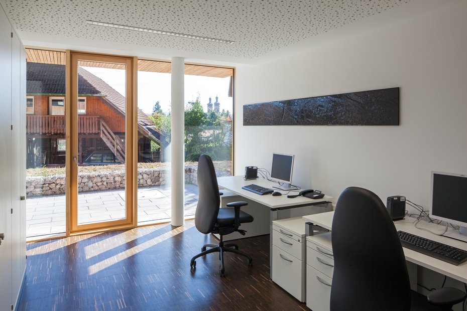Blick in ein Büro mit zwei Arbeitsplätzen und Terrassen-Zugang.