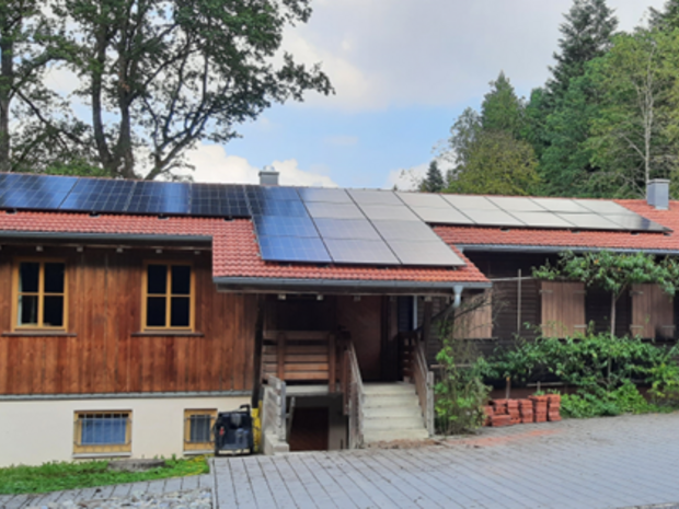 Photovoltaik-Dachflächenanlage auf einem Haus des Forstbezirks Altdorfer Wald.